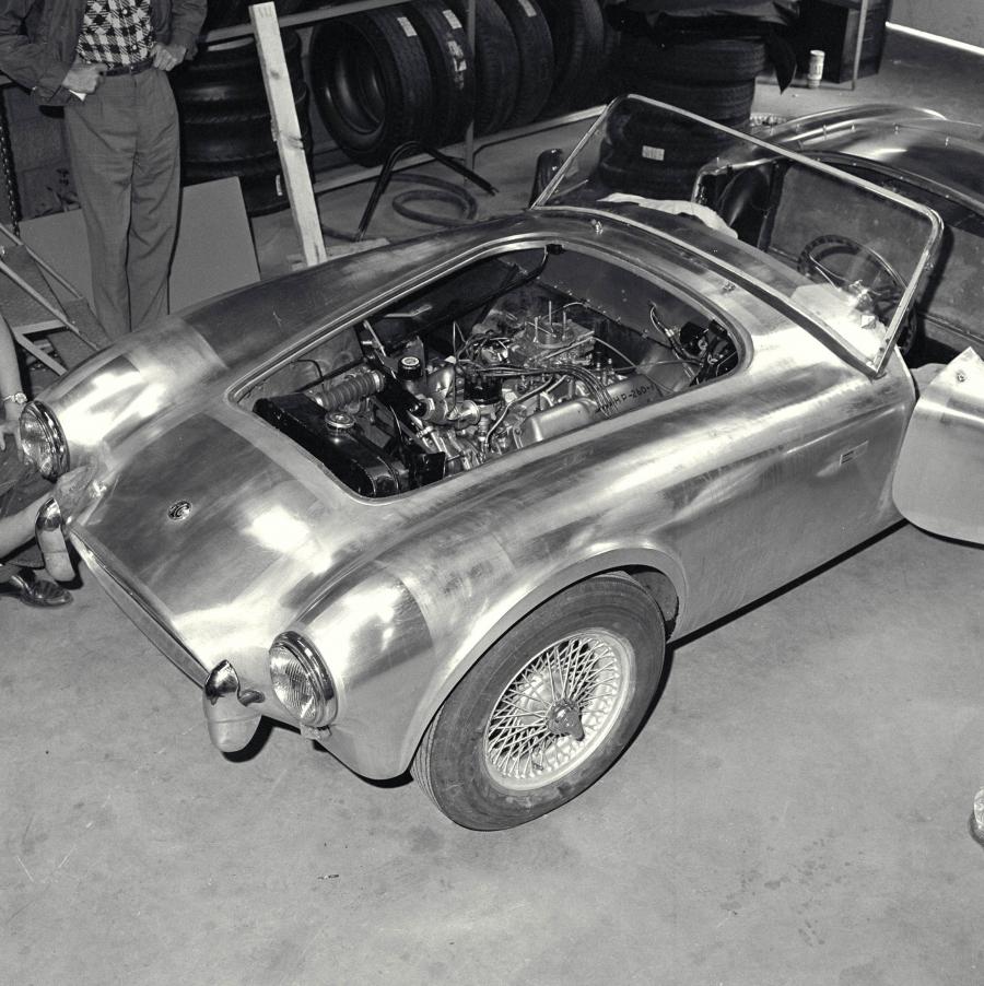 Моторный отсек AC Cobra (Mk I) 1962 года  (фото 8 из 13)